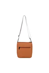 Bandolera negra con correa ancha estampada en blanco y rosa. Tiene un bolsillo externo con cierre y aplique circular rosa con un corazón blanco.