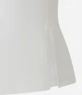 Musculosa deportiva de tule color crudo, con escote redondo y espalda nadadora. Presenta encaje en los laterales.