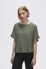 Blusa color coral con cuello redondo y mangas cortas con volados.