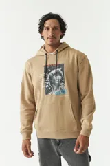 Canguro azul marino de felpa con capucha y cordones blancos. Presenta un estampado con una imagen de una escultura y texto en verde y blanco. Tiene bolsillos tipo canguro y puños y cintura acanalados.