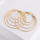 Aros de acero quirúrgico con baño de oro de 18k, con diseño de aros múltiples.