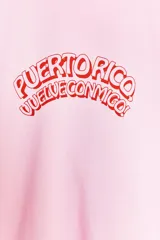 Camiseta rosa de algodón con efecto lavado, corte regular, cuello redondo y mangas cortas. Estampado frontal con la frase "Puerto Rico Vuela Conmigo".