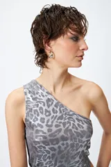 Top asimétrico de un hombro con estampado animal print en tonos grises y negros.
