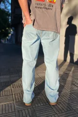 Pantalón de jean celeste de corte amplio y estilo baggy.