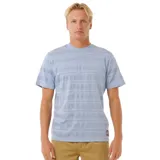 Remera celeste con estampado de rayas horizontales y flores, de corte recto y manga corta.