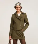 Campera biker corta color verde militar, confeccionada en gamuza sintética, con cuello con solapa, cierre por cremallera desplazado, bolsillos con cremallera en el lateral y trabillas en la cintura.