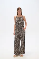 Pantalón de lyocell con estampado abstracto en tonos beige y negro, corte palazzo y cintura elastizada.