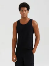 Musculosa negra de corte ajustado (slim fit) con cuello redondo.