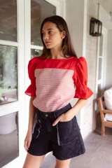 Short de denim color crudo, de calce relajado y cintura media.