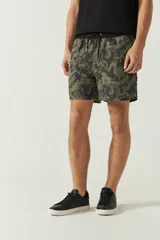 Short de baño estampado con cintura elástica ajustable con cordón, dos bolsillos laterales y uno trasero. Confeccionado en tela ligera de secado rápido y logo bordado.