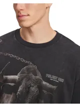 Remera negra de algodón con efecto lavado y estampado frontal de un toro encadenado con el logo de Project Rock.