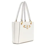 Cartera tote Guess Izzy mediana, color blanco con estampado de logos en relieve y aplique metálico dorado con el logo de la marca.