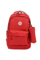 Mochila de color rojo intenso, con múltiples compartimentos, incluyendo un bolsillo frontal con cierre y un pequeño accesorio cilíndrico colgante a juego. Presenta un parche circular con un emoji sonriente en la parte superior.