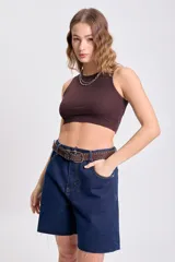 Musculosa corta marrón de tejido rib.