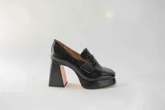 Mocasines color beige con estampado de piel de cocodrilo, plataforma y tacón cuadrado.