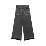 Pantalón jean negro de corte ultra baggy, con bolsillos traseros con diseño de llamas bordadas y terminaciones desflecadas.