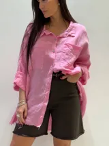 Bermuda marrón de gabardina elastizada con cinturón fino con tachas y detalles de flecos en el ruedo.