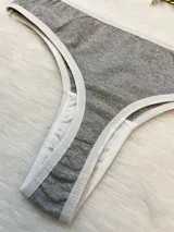 Pack de tres vedetinas de algodón en colores negro, blanco y gris, ofreciendo comodidad y estilo para el uso diario.