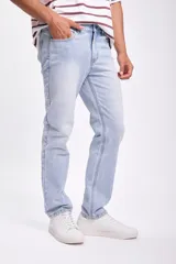 Pantalón jean clásico de corte recto en color azul claro, con cinco bolsillos y confección resistente.