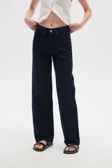 Pantalón de jean negro con glitter, corte recto y tiro alto.