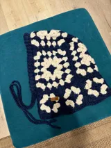 Balaclava tejida a crochet con diseño de granny squares en color crudo y azul marino.