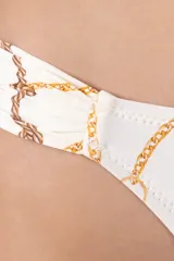 Calzón de bikini blanco con estampado de cadenas doradas y marrones, con laterales fruncidos y cobertura pequeña.