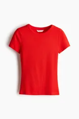 Remera roja de punto acanalado, corte entallado, cuello redondo y mangas cortas.