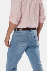 Pantalón de jean negro de corte skinny con tiro medio.