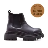 Bota corta de cuero color beige con elásticos laterales y plataforma con suela dentada.