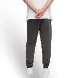 Pantalón de jogging Puma Essentials Elevated para hombre, color gris oscuro, con cintura elástica ajustable con cordón, bolsillos laterales y logo de Puma estampado en la pierna izquierda.