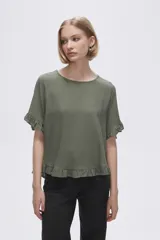 Blusa color coral con cuello redondo y mangas cortas con volados.
