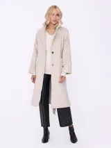 Tapado beige tipo trench, combinado y matelasse, con cierre frontal y botón.