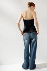 Top bandeau color marrón de tejido de punto elástico y flexible, con trama compacta, mullida y opaca. Escote recto y hombros descubiertos.