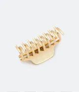 Pinza para el pelo dorada de metal texturizado. Accesorio para sujetar el cabello. Marca Accessories.