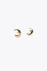 Par de aros dorados tipo earcuff con forma de aro doble. Cierre con tuerca.