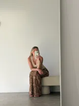 Pollera larga de algodón y viscosa, con estampado animal print en tonos marrones y beige, y cintura elástica.