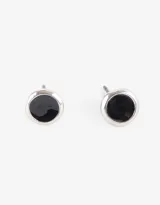 Par de aros pasantes circulares con esmalte negro y borde dorado, con cierre de tope a presión.