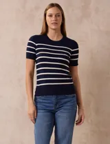 Buzo tejido de hilado fino marca Philosophy, color azul marino con rayas horizontales blancas.