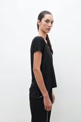 Blusa de manga corta con escote en V, color negro, diseño suelto y elegante.