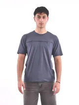 Remera gris claro de corte recto y manga corta, con bolsillo en el pecho.