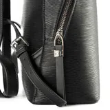 Mochila mediana negra de símil cuero con relieve, acceso con cierre, herrajes plateados, correa fija, un compartimento, un bolsillo interno con cierre y dos abiertos, un bolsillo externo con cierre. Diseño de gran capacidad y súper liviano.