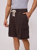 Short color beige con bolsillos cargo laterales, cintura elástica con cordón ajustable.