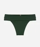Bombacha de bikini verde oscuro, de microfibra texturizada, corte canesú largo con laterales anchos y logo metálico de la marca en la cintura.