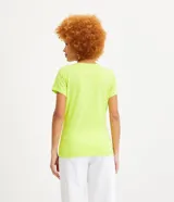 Blusa blanca de algodón con cuello en V, manga corta y bolsillo frontal.