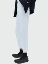 Pantalón blanco de tiro alto y corte recto.