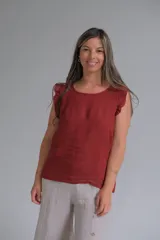 Musculosa color bordó de lino, con cuello redondo y volados en los hombros.