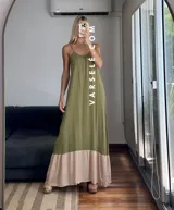 Vestido largo verde oliva con breteles finos regulables y corte a la cadera con volado color beige.