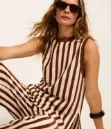 Blusa sin mangas de punto con cuello redondo y rayas verticales en tonos marrón y blanco.