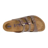 Sandalias marrones con tres correas ajustables con hebilla, plantilla anatómica de corcho y látex, y suela de goma EVA. Modelo Florida Soft Footbed de la marca Birkenstock.