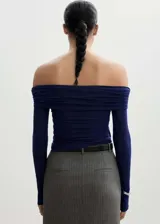 Camiseta azul marino de hombros descubiertos con cuello escotado, diseño entallado y mangas largas.